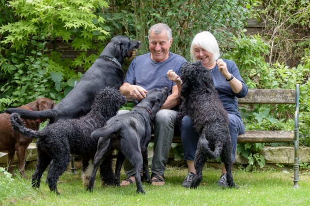 Barbara und Karl Vogelmann mit ihren Hunden
